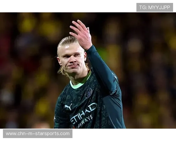 哈兰德禁区内倚住防守队员接球转身抽射，皮球擦柱而入